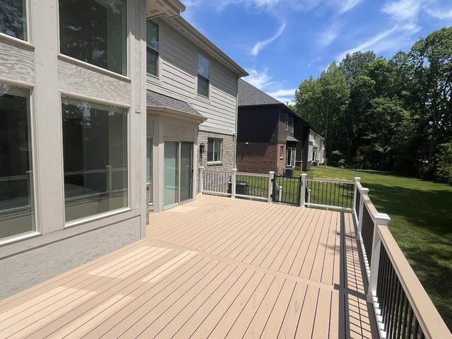 Trex Caramel deck in Troy, MI built by Supreme Deck