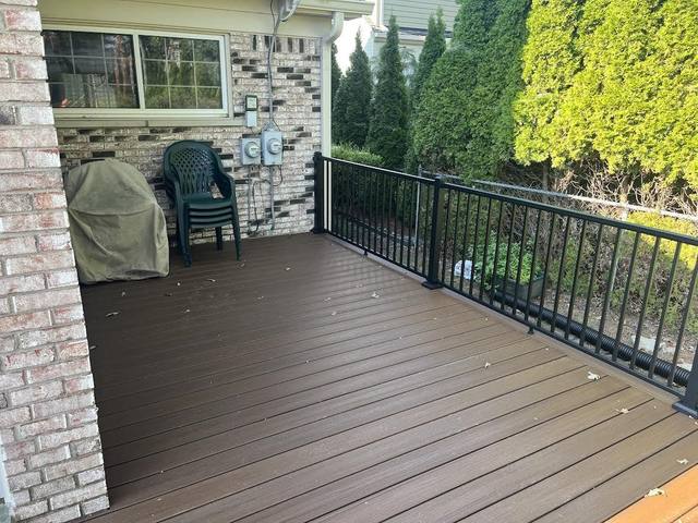 Trex Cinnamon Cove deck in Grosse Pointe Woods, MI built by Supreme Deck