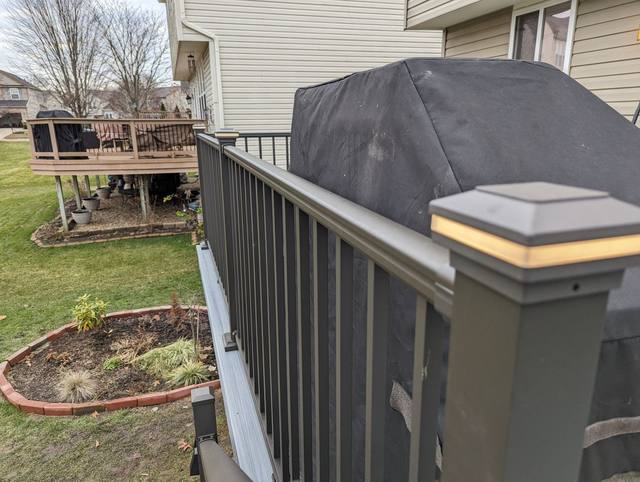 Trex Foggy Wharf deck in Howell, MI built by Supreme Deck