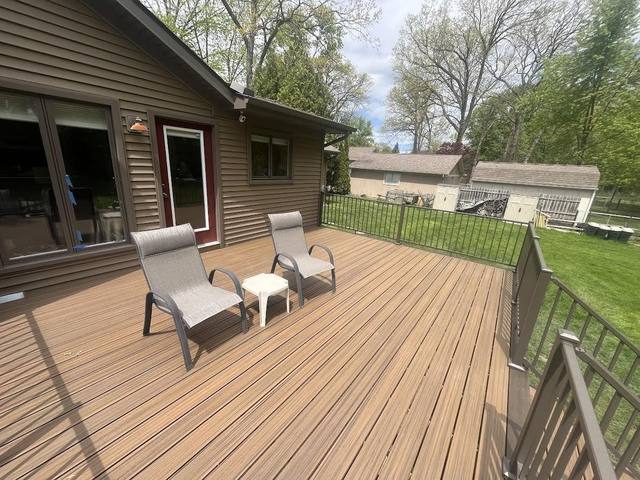 Trex Havana Gold deck in Troy, MI built by Supreme Deck