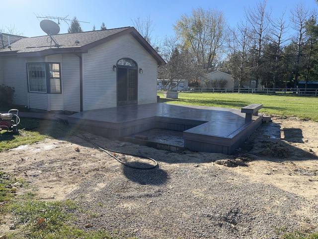 Trex Rocky Harbor deck in Fowlerville, MI built by Supreme Deck