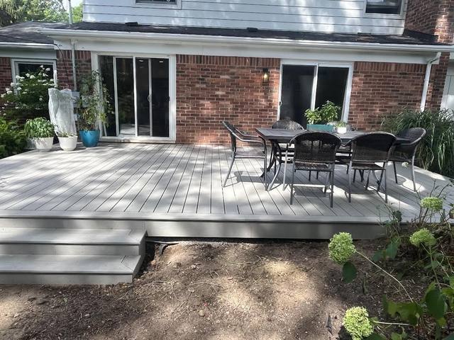 Trex Tide Pool deck in Rochester Hills, MI built by Supreme Deck