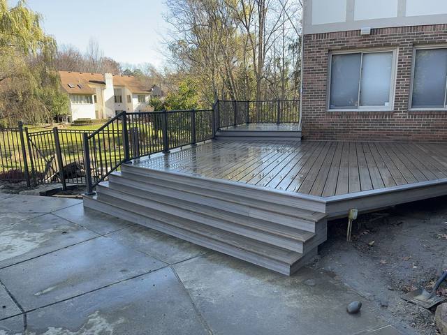 Trex Toasted Sand deck in Farmington Hills, MI built by Supreme Deck