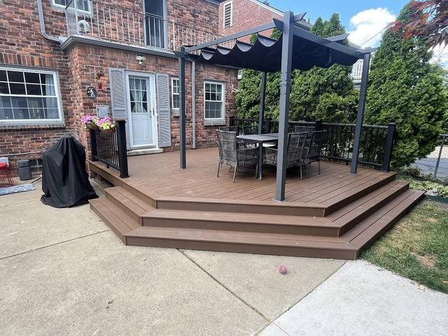 Trex Whiskey Barrel deck in Grosse Pointe Farms, MI built by Supreme Deck